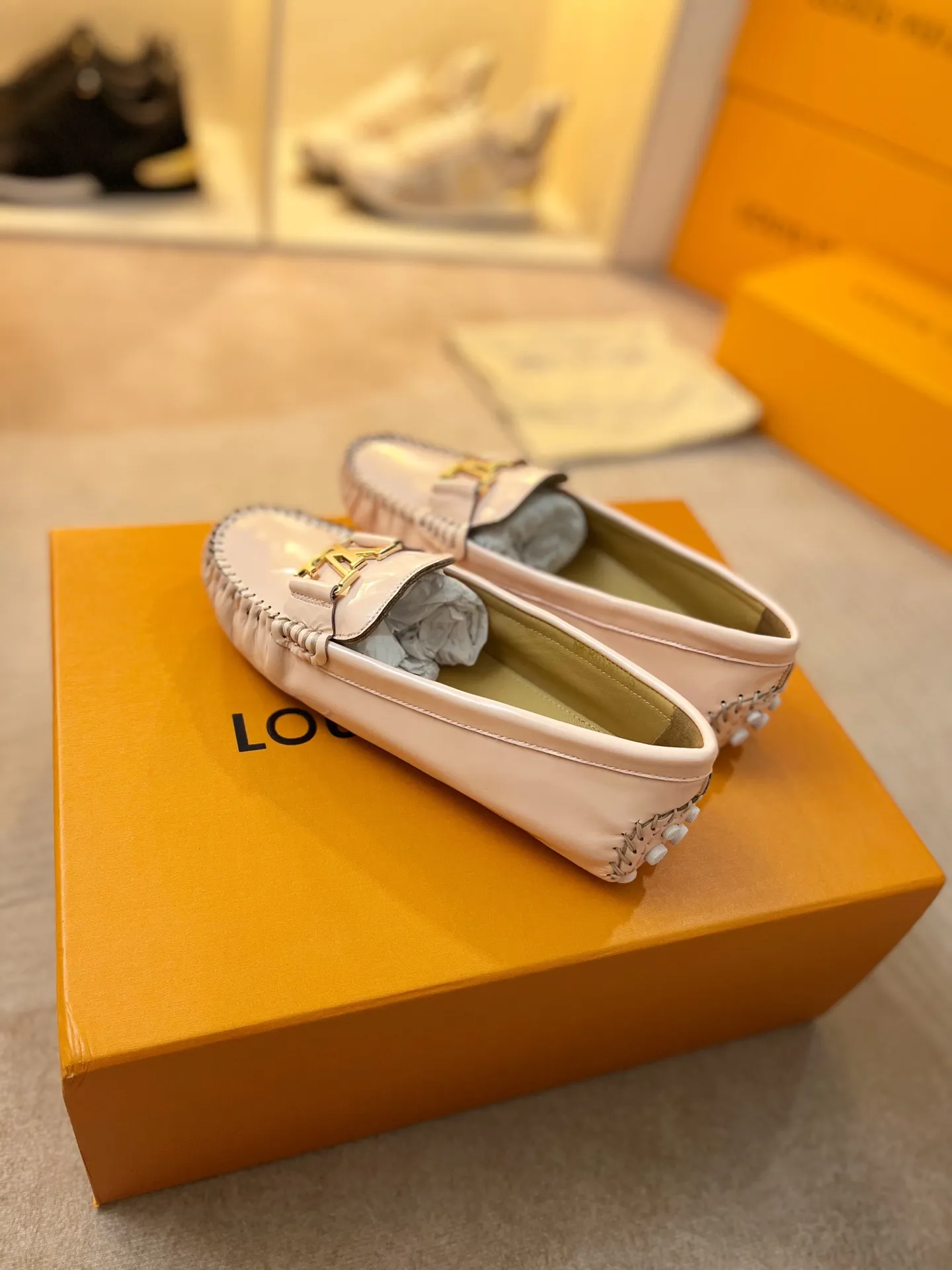 p460💰Couple model❤️🇫🇷 𝙇𝙤𝙪𝙞𝙨 𝙑𝙪𝙞𝙩𝙩𝙤𝙣 🇫🇷Louis Vuitton 2023 Classic𝓛𝓿 𝓣𝓻𝓪𝓲𝓷𝓮𝓻 Sports Series ➪➪➪¯ [Arizona Doudou Shoes Series] ▪️▪️▪️Arizona slip-on shoes are made of Monogram Eclipse canvas. Its hand-painted and dyed edges and hand-sewn uppers fully demonstrate Louis Vuitton's traditional shoemaking craftsmanship. This slip-on shoe is very lightweight. The integrated tongue and upper make it particularly comfortable and flexible. The soft outsole is equipped with rubber padding. Decorated with matching sash. Detailed features: ☑️Monogram Eclipse canvas ☑️Black Eclipse pattern ☑️Hand-painted shoe edges ☑️Hand-sewn uppers (each pair takes time to process) ☑️Integrated tongue and upper construction ☑️Outsole equipped with rubber lining ☑️size: 35_46